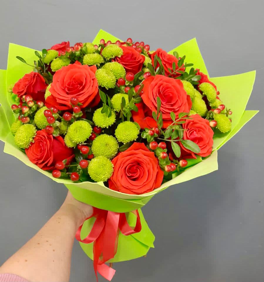 Букет цветов из: Хризантемы и Розы в Молодежный