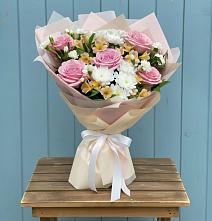 Букет цветов из:  Гвоздики, Орхидеи и Розы в Молодежный
