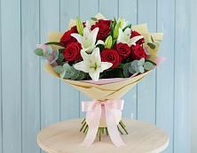 Букет цветов из:  Лилии и Розы в Молодежный