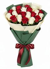 Букет Микс из красных и белых роз в Молодежный
