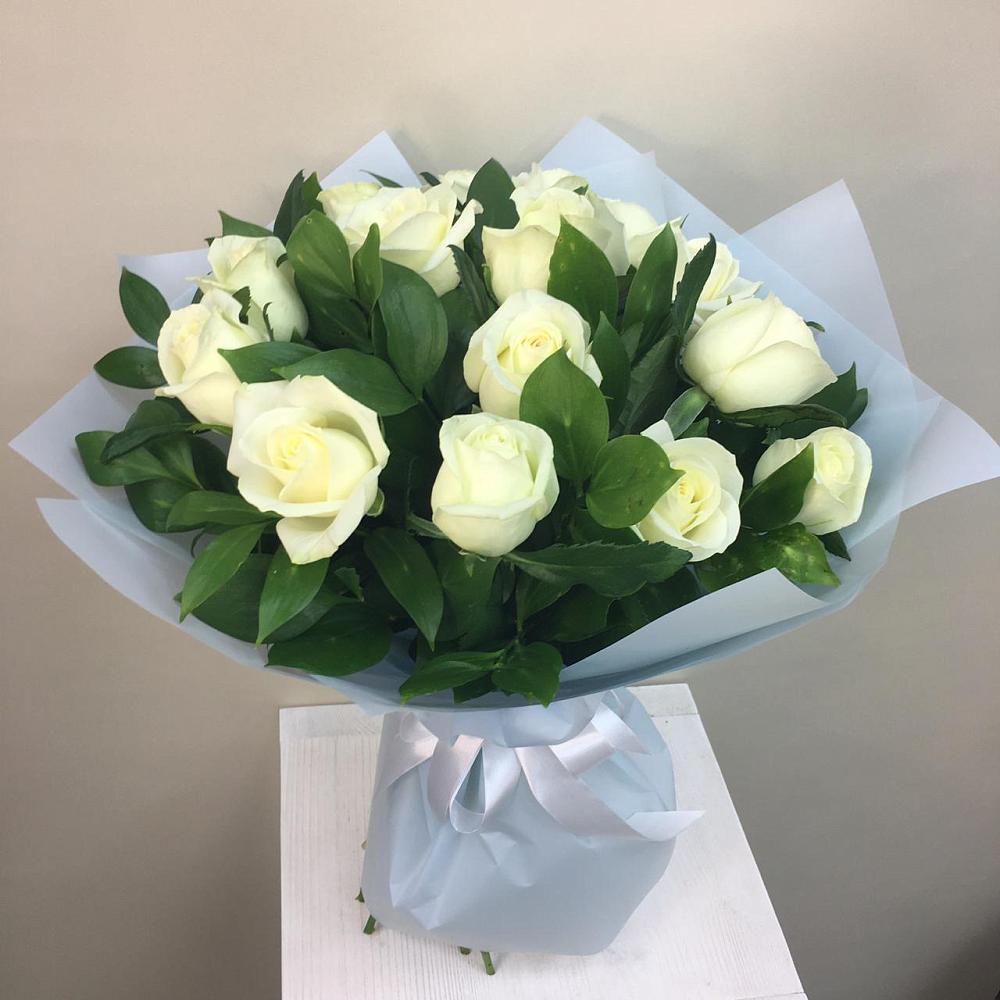 Букет 15 Белых роз Проуд в Молодежный
