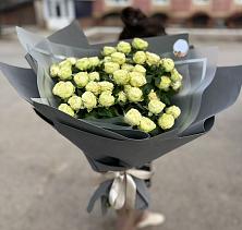 Букет Белые кустовые розы Солинеро в Молодежный