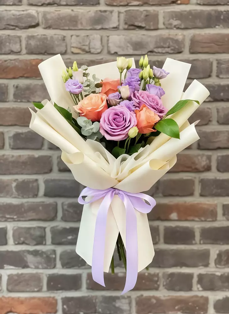 Букет цветов из: Лизиантусы и Розы в Молодежный