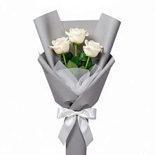Букет 3 белые розы в Молодежный