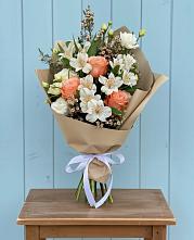 Букет цветов из:  Альстромерии, Лизиантусы, Розы и Хризантемы в Молодежный