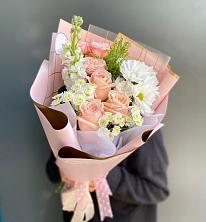 Букет цветов из:  Хризантемы и Розы в Молодежный