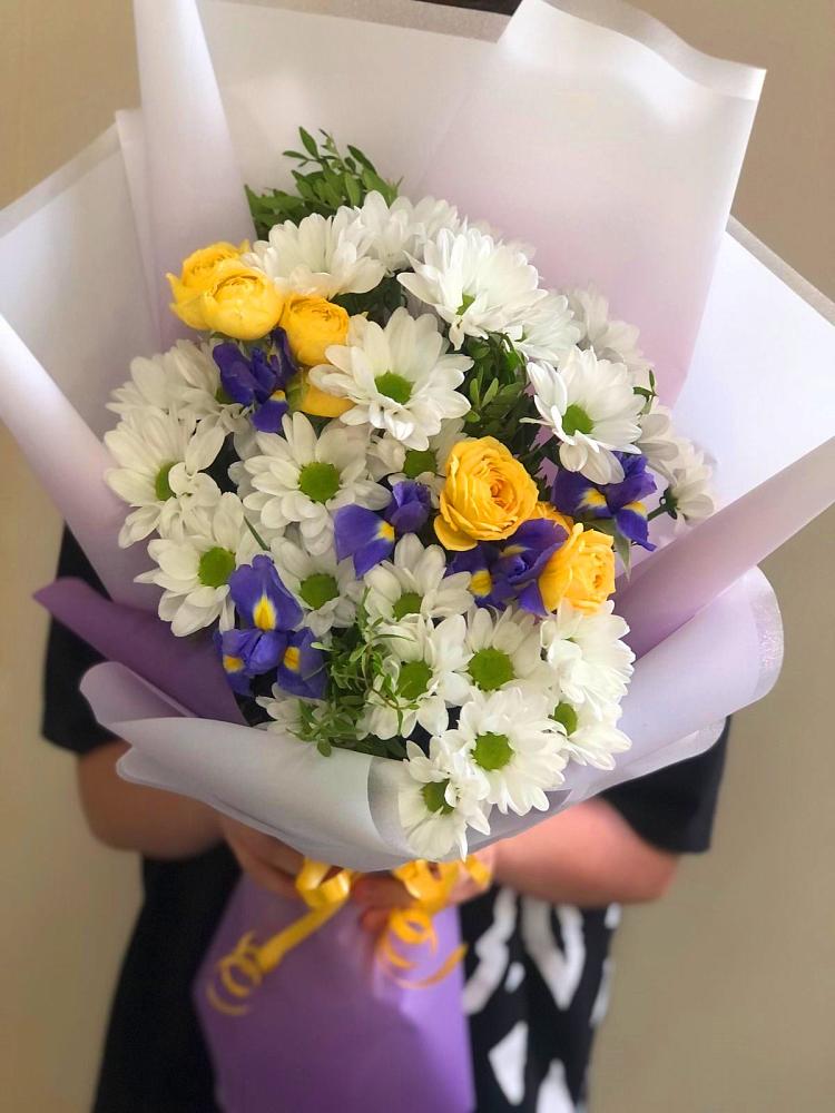 Букет цветов из: Ирисы, Хризантемы и Розы в Молодежный