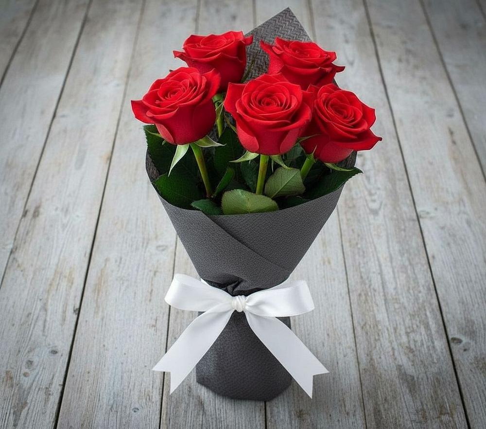 Букет 5 Красных роз Эдлесс Лав в Молодежный
