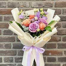 Букет цветов из:  Лизиантусы и Розы в Молодежный