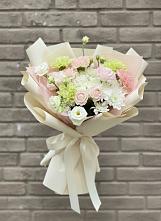 Букет цветов из:  Гвоздики, Розы, Лизиантусы и Хризантемы в Молодежный