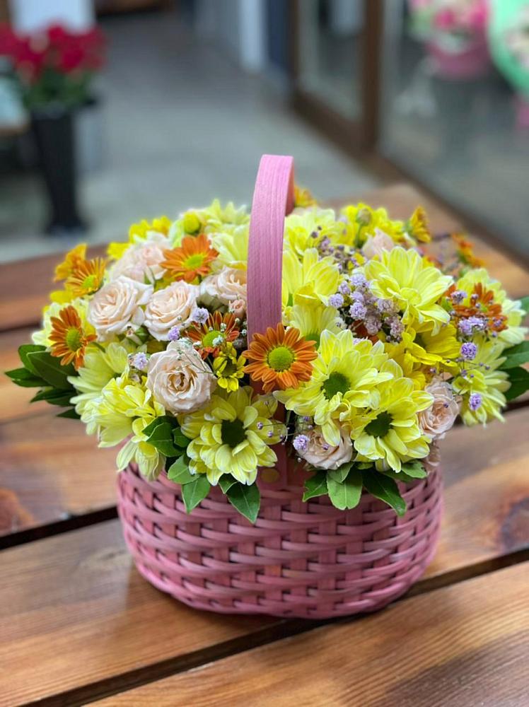 Цветочная композиция из Хризантемы и Розы в корзине в Молодежный
