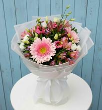 Букет цветов из:  Герберы, Альстромерии и Лизиантусы в Молодежный