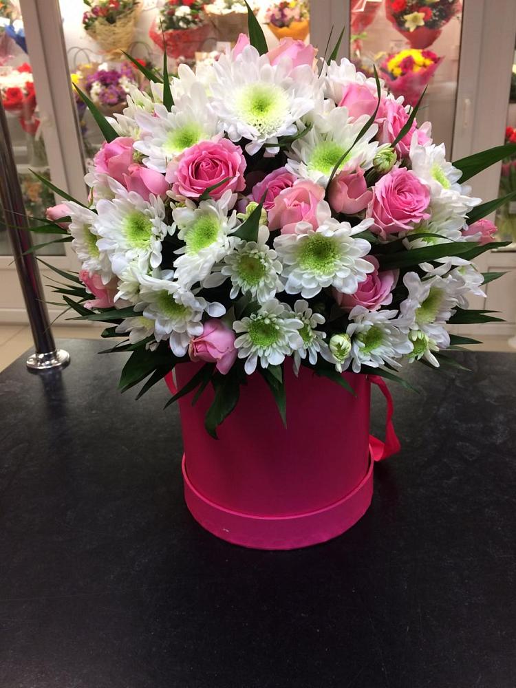 Цветочная композиция из Розы и Хризантемы в шляпной коробке в Молодежный