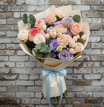 Букет цветов из:  Розы, Лизиантусы и Гвоздики #REPLACE_PRED# Молодежный