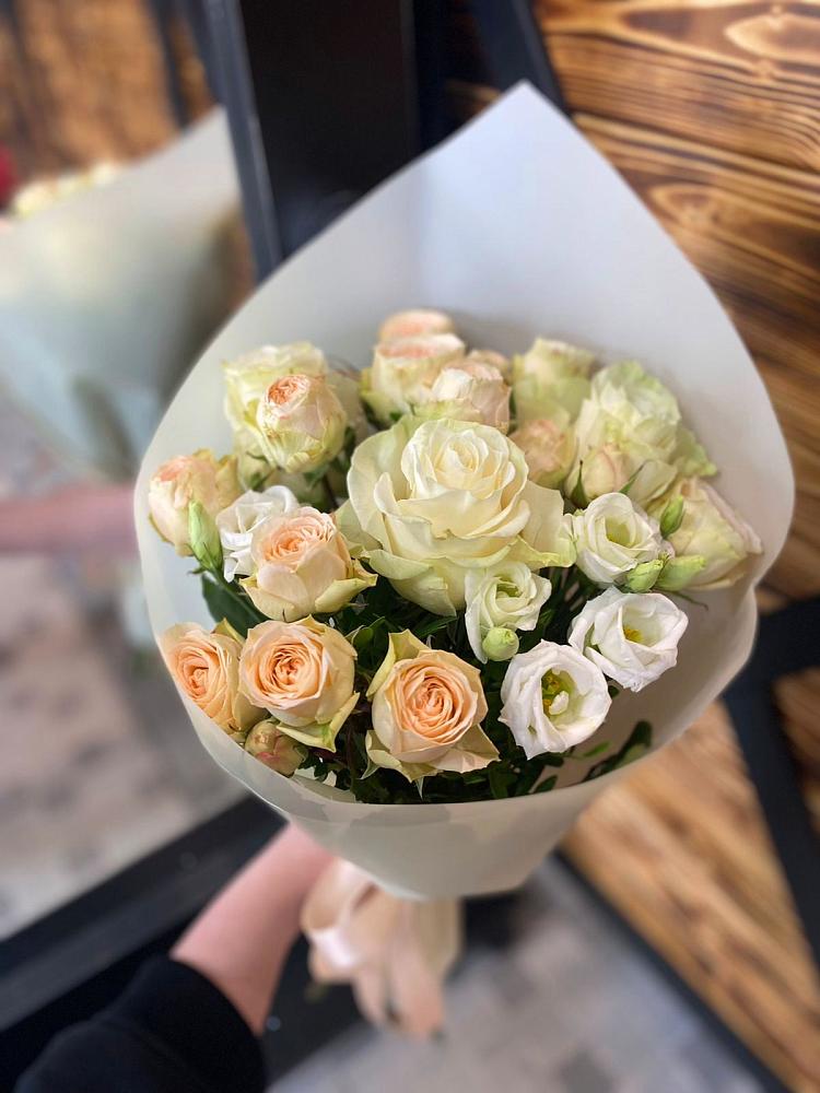 Букет цветов из: Розы и Лизиантусы в Молодежный